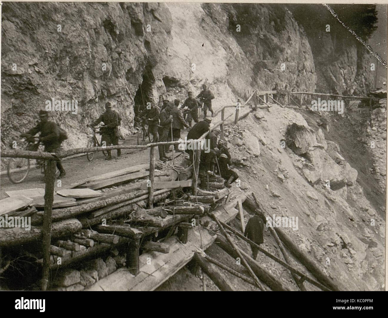 Vorgehende Radfahr Patrouille.(der gesprengte Teil der Strasse bei Pietratagliata.) (BildID 15507178) Stock Photo