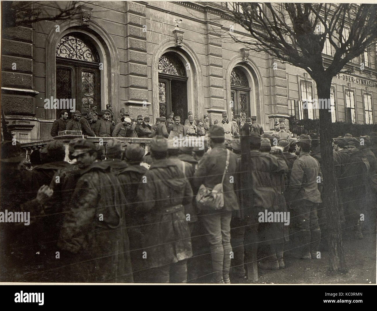 497 Mann, 16 Offiziere in Villach, die bei Santa Lucia am 17.III.1916 gefangen genommen wurden (BildID 15469992) Stock Photo