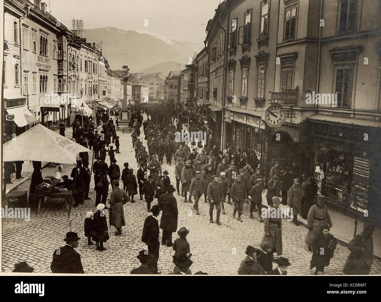 497 Mann, 16 Offiziere in Villach, die bei Santa Lucia am 17.III.1916 gefangen genommen wurden (BildID 15469999) Stock Photo