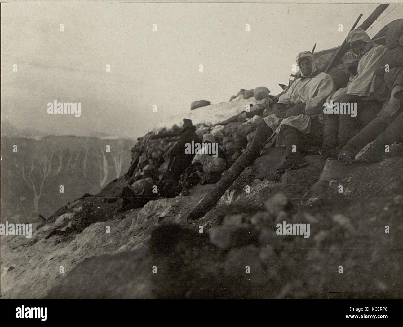 Am Cuklagipfel. Die Mannschaft sucht gegen das Artillerie Feuer Deckung hinter der italienischen Sandsackmauer. (BildID 15469019) Stock Photo