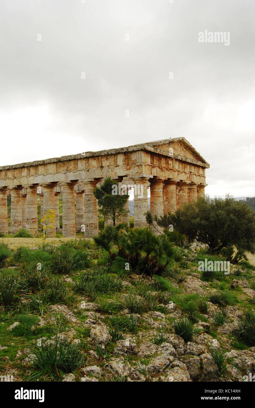eThe ancient Greek Temple of Poseidon - Neptune at Segesta, Sicily near  Trapani. Doric style. Early 5th century BC. Italy. Cloudy weather, winter  Stock Photo - Alamy
