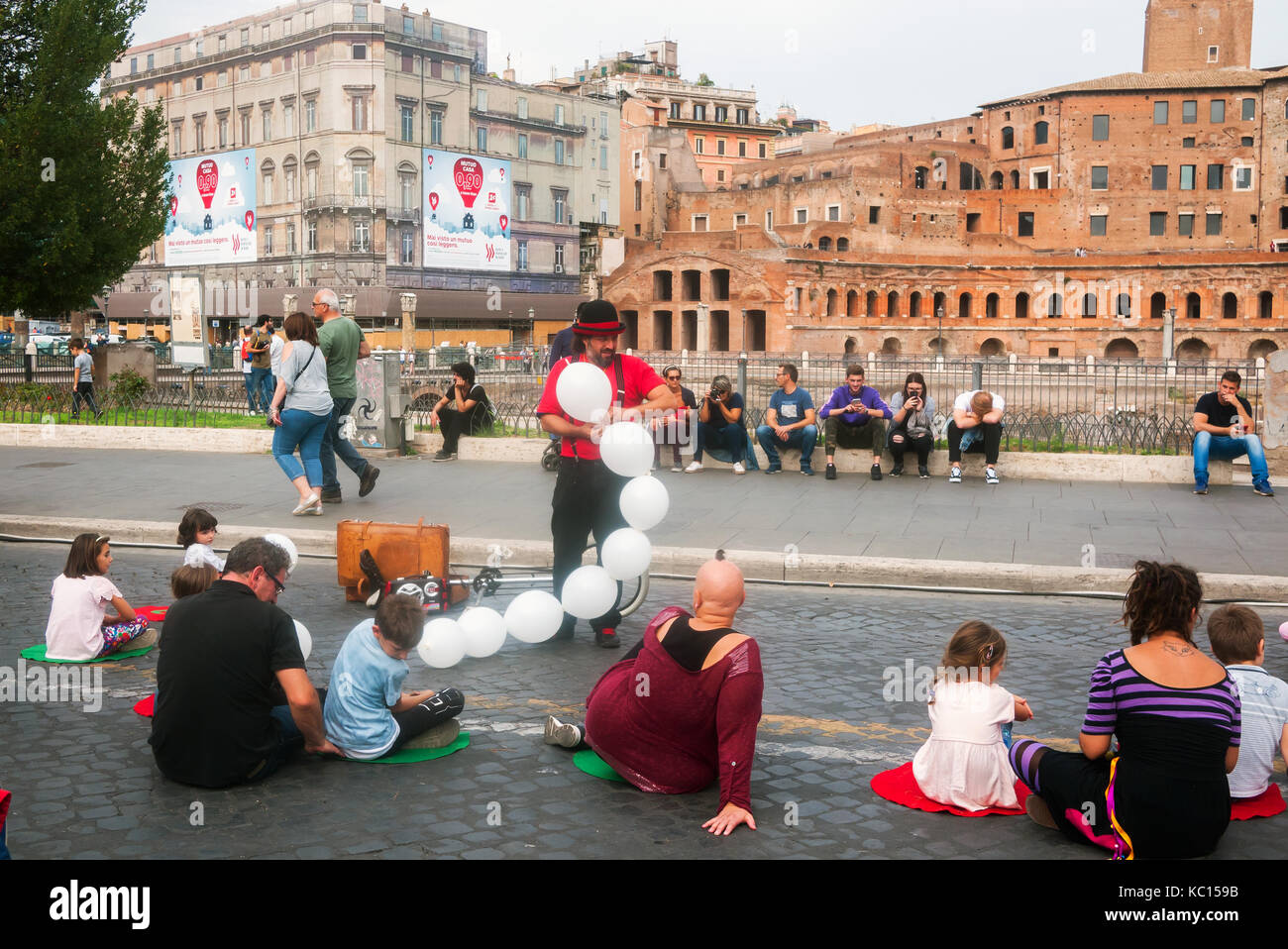 A street artists entertaining children in Rome, Italy Stock Photo
