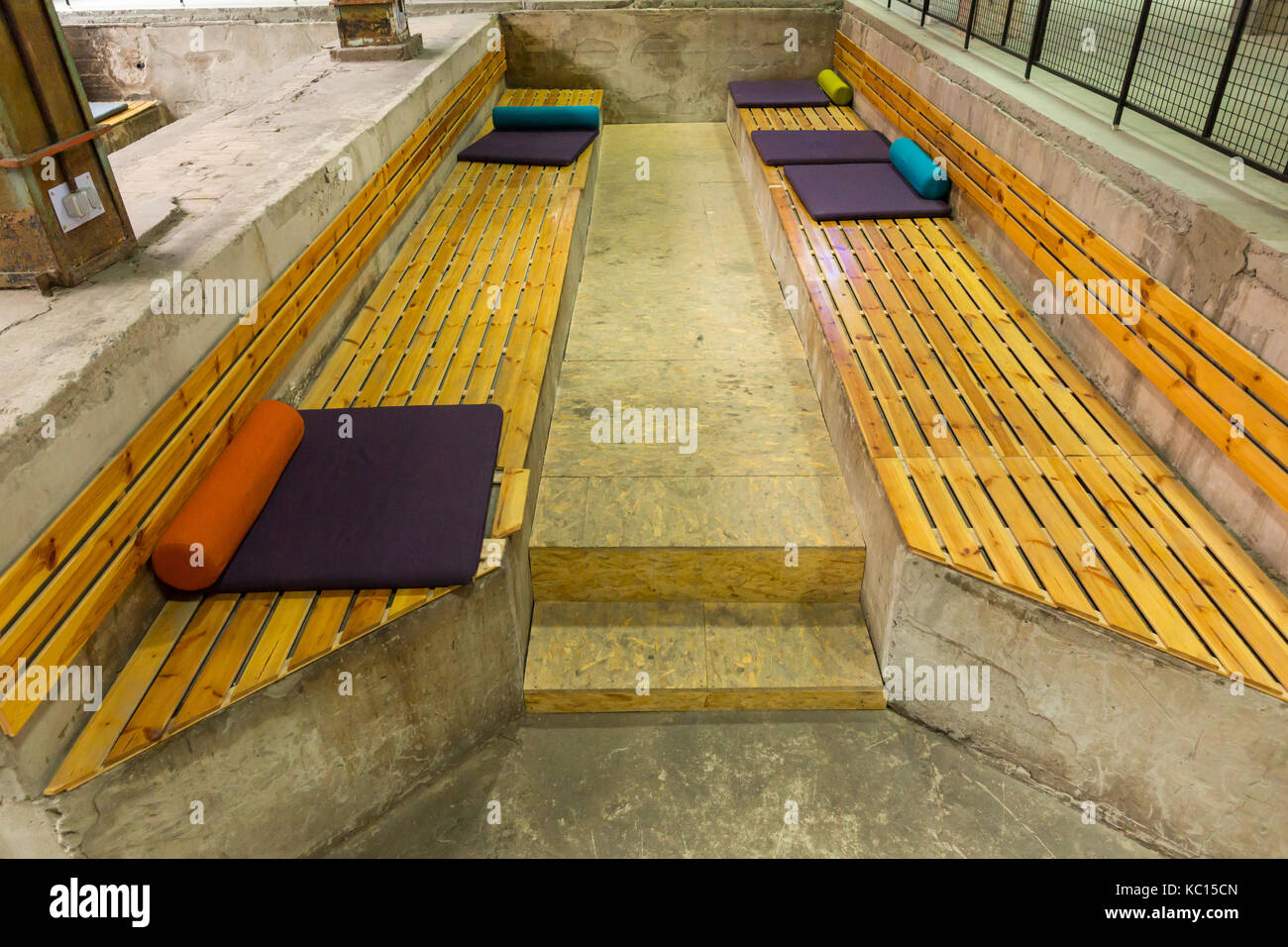 Teak garden wall hi-res stock photography and images - Alamy
