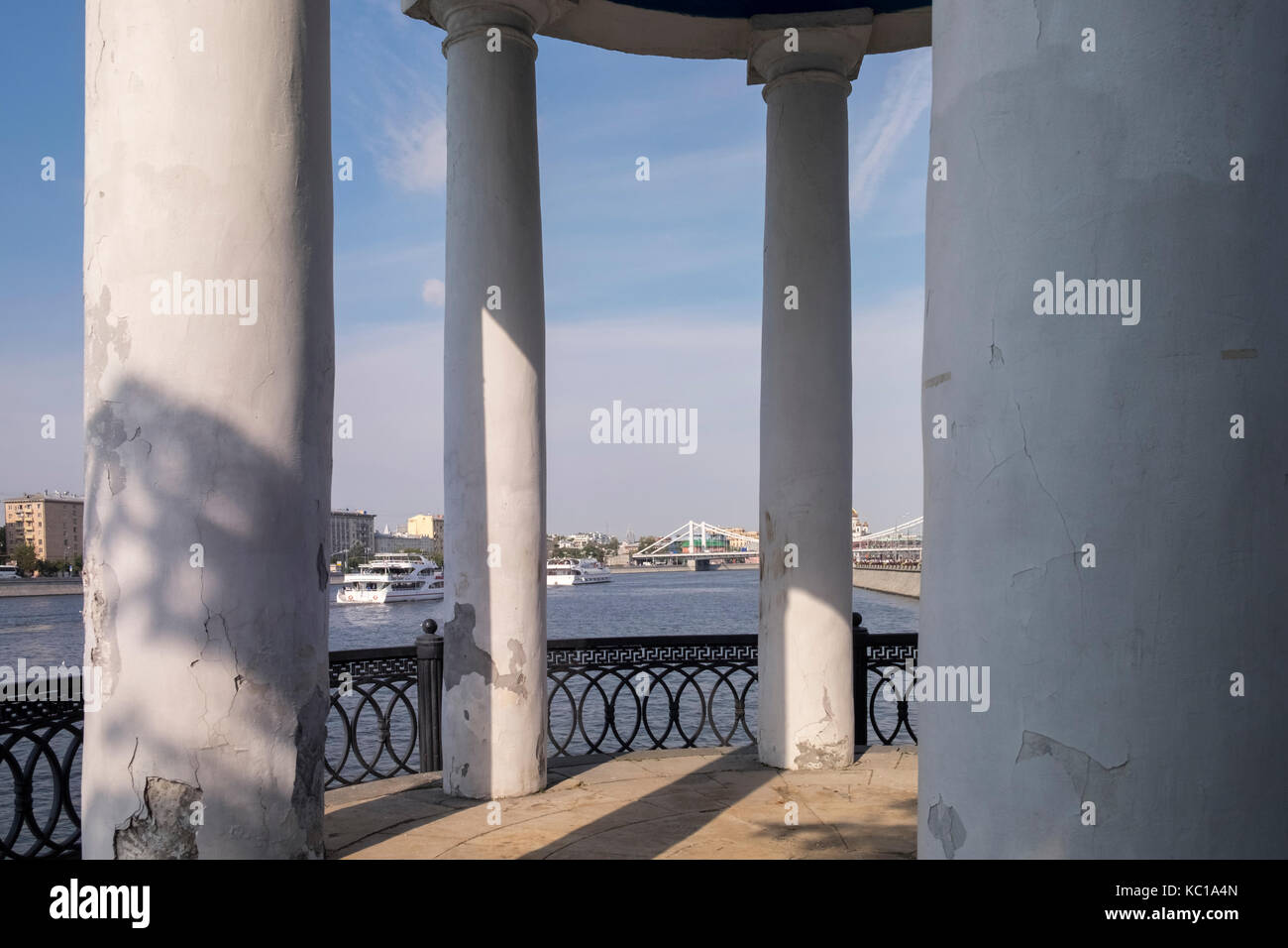 Rotunda in Gorky Park alongside the Moskva river, with view towards Krymsky Bridge, Moscow, Russia. Stock Photo