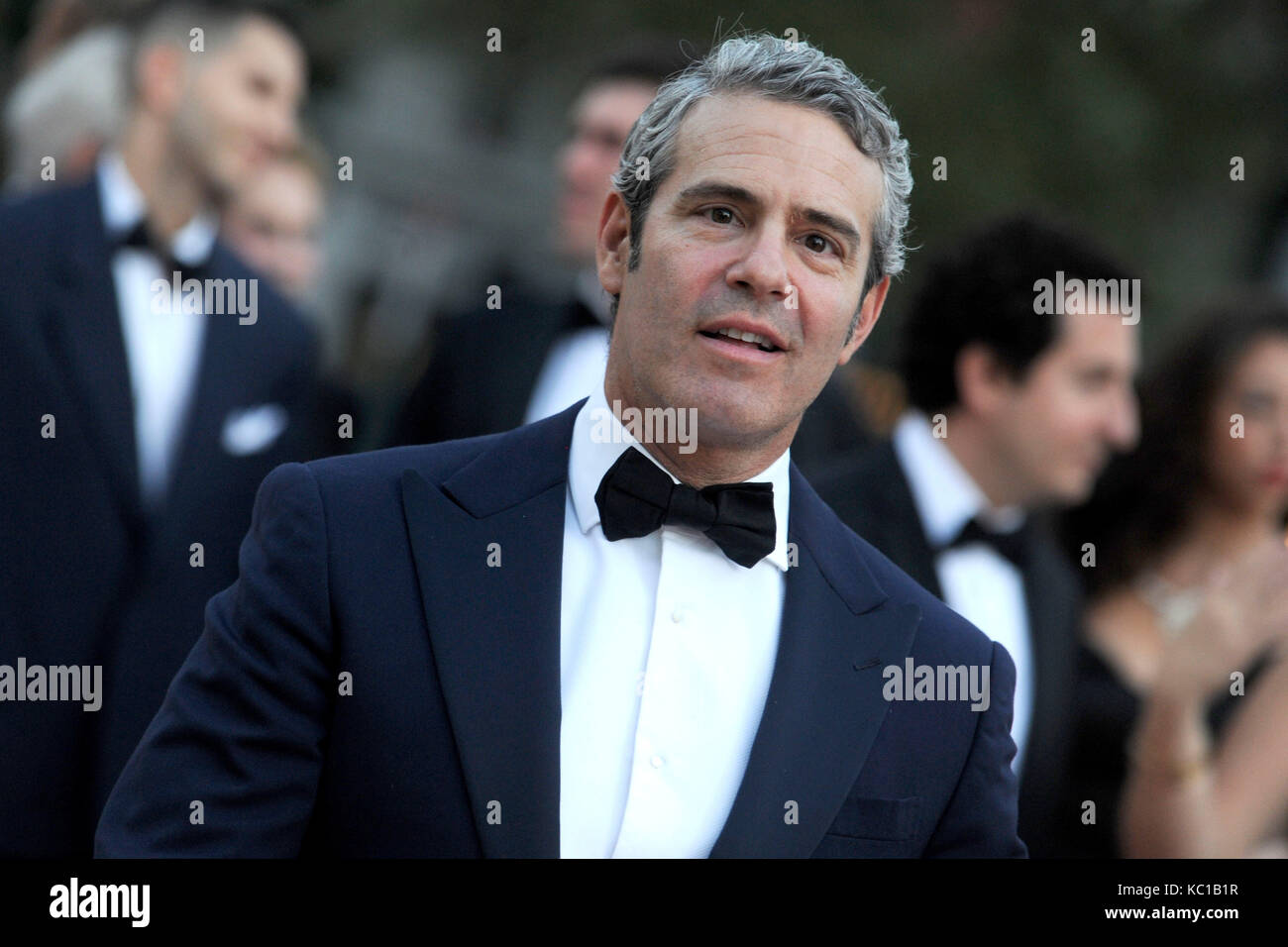 andy cohen descalzo