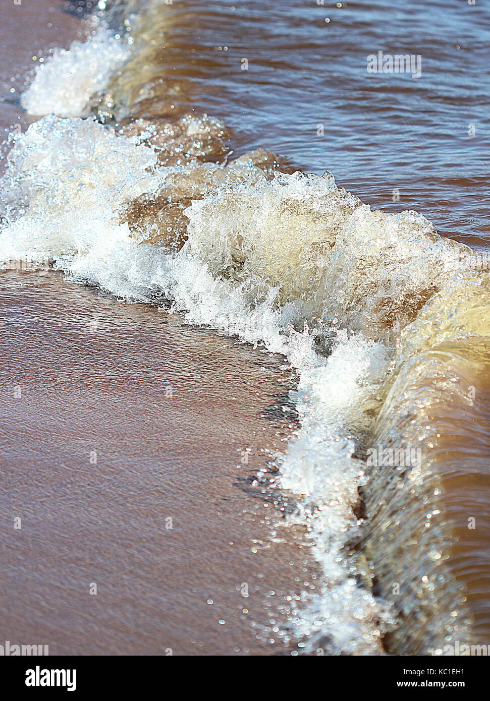Wave crashing on beach hi-res stock photography and images - Alamy
