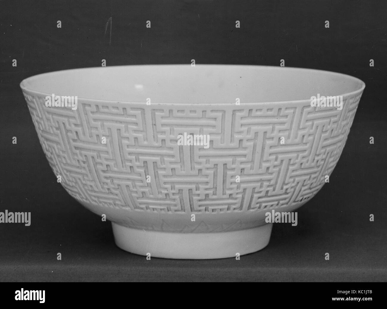 Bowl, Qing dynasty (16441911), Kangxi mark and period (16621722