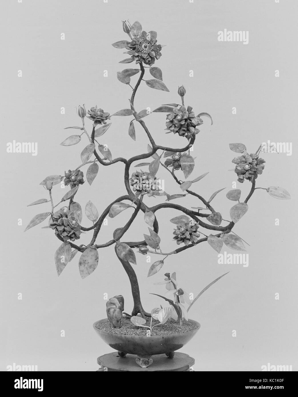 Bush, Qing dynasty (1644–1911), 19th century, China, Jade (nephrite), H. 17 in. (43.2 cm); W. 12 1/2 in. ( 31.8 cm), Jade Stock Photo