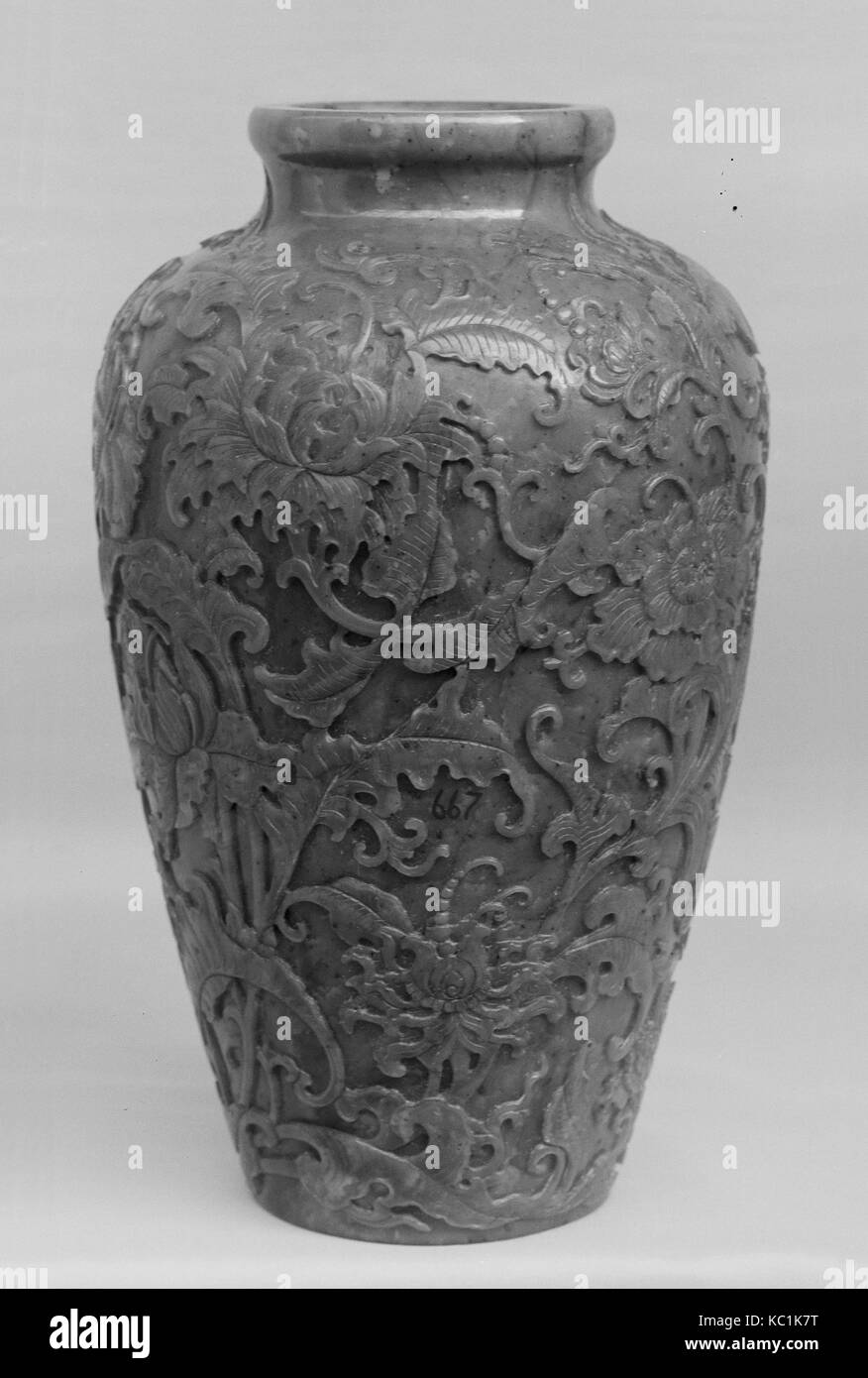 Qianlong dynasty vase hires stock photography and images Alamy