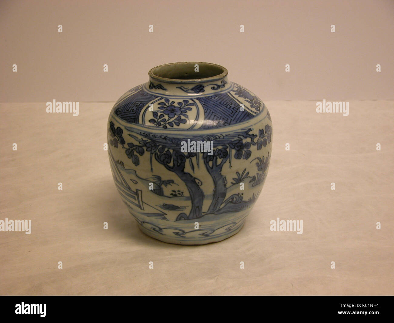 晚明 景德鎮窯青花羲之愛鵝紋罐, Jar with scene of Wang Xizhi (303–361) watching geese, late 16th century Stock Photo