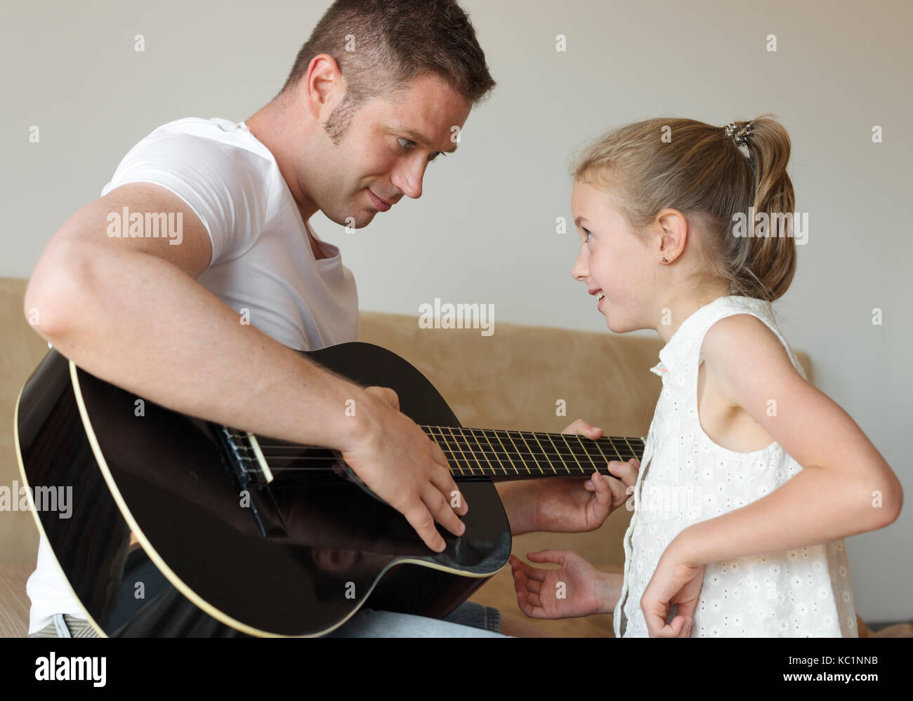 Папа играет на гитаре