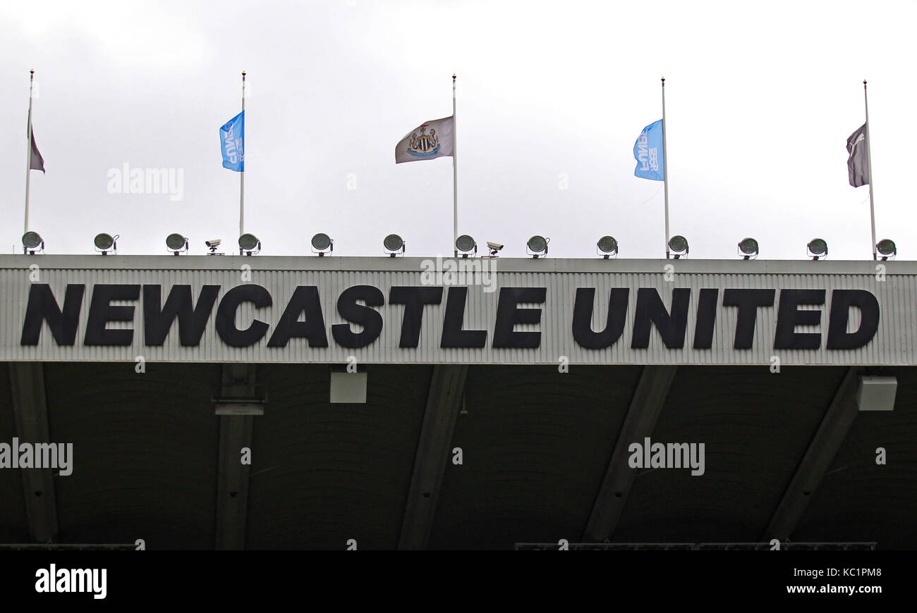 FLAGS HALF MAST IN MEMORY OF F NEWCASTLE UNITED FC V LIVERPOO ST JAMES PARK NEWCASTLE ENGLAND 01 October 2017 Stock Photo