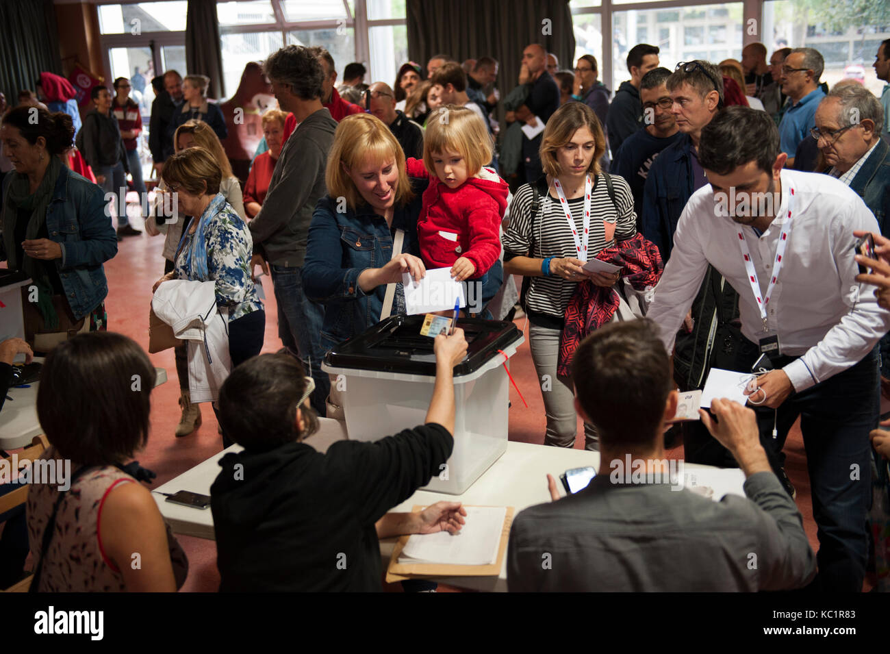 Barcelona, Catalonia. October 1, 2017. Even the violent acts of the police in accordance with the orders of the Spanish government, the voting takes place with total normality and in a festive atmosphere. Stock Photo