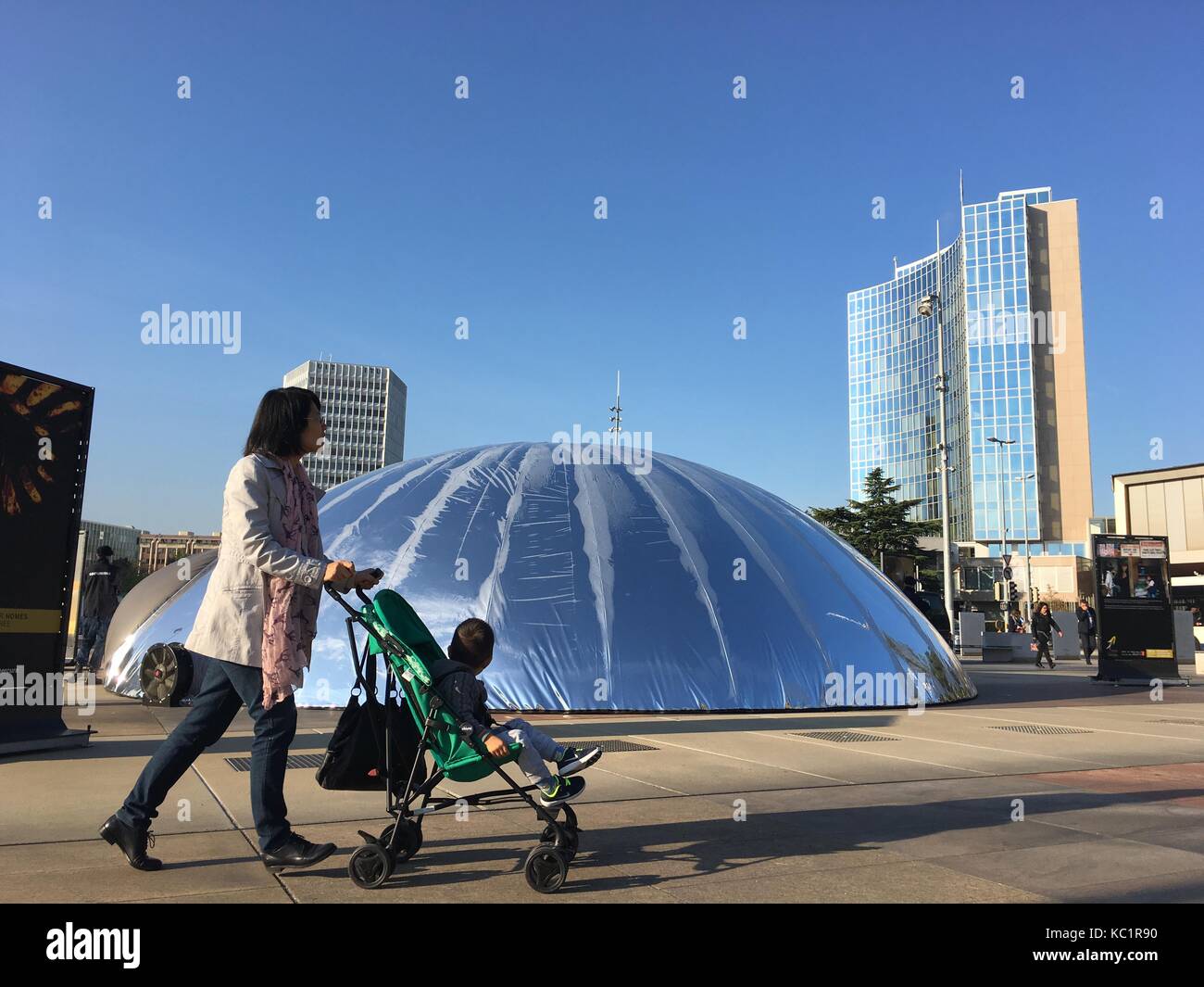 A woman passes a tent in the shape of a large drop of mercury by the Palace of the League of Nations in Geneva, Switzerland, 28 Septmeber 2017. The tent serves the purpose of warning about the health risks of the highly toxic heavy metal. The mercury drop was realiyed in cooperation with the secretary of the Minamata Convention on Mercury and the network of Plastique Fantastique, based in Berlin. The focus of the Minamata Convention on Mercury is reducing the emission of mercury. Photo: Christiane Oelrich/dpa Stock Photo