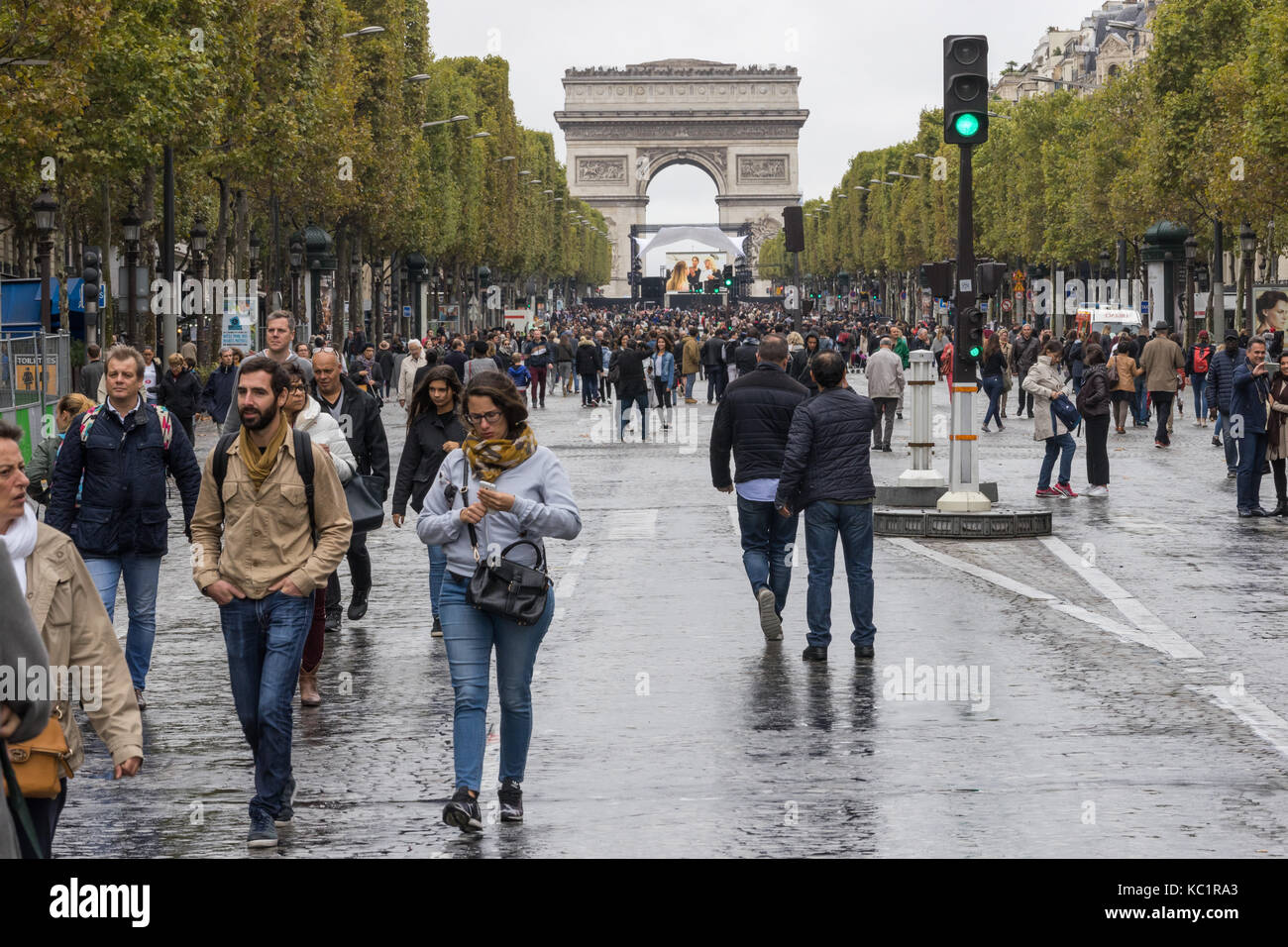 Paris, France. 01 October 2017. People walking on the Champs-Elysées. For the first day without cars in the whole city of Paris, Parisians and tourists enjoyed the streets without the usual traffic. © David Bertho/ Alamy Live News Stock Photo