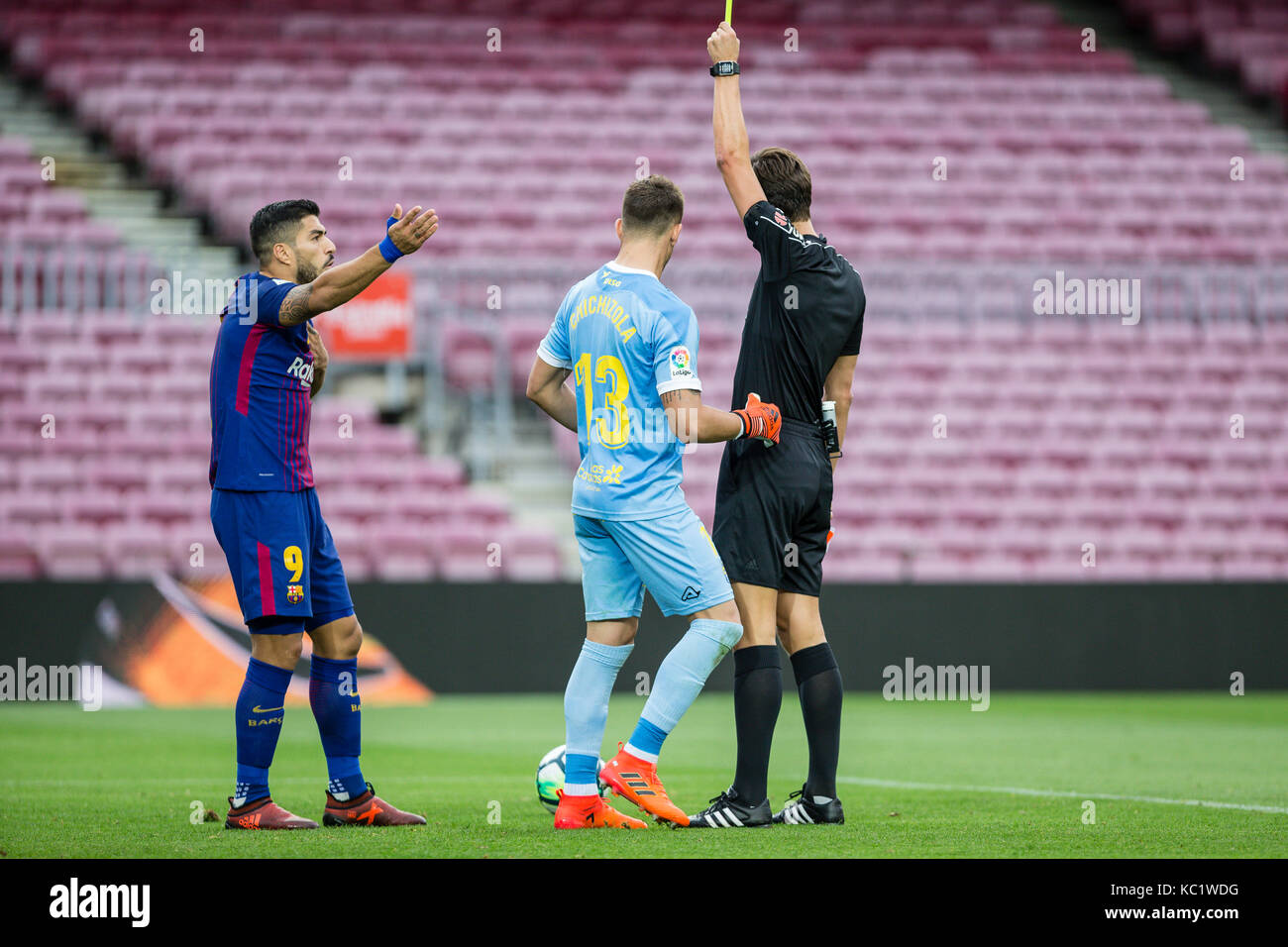 Barcelona, Spain. 1st October, 2017. The referee shows the yellow card to Luis Suarez during the match between FC Barcelona against Las Palmas, for the round 7 of the Liga Santander, played at Camp Nou Stadium on 1th October 2017 in Barcelona, Spain. Credit: Gtres Información más Comuniación on line, S.L./Alamy Live News Stock Photo