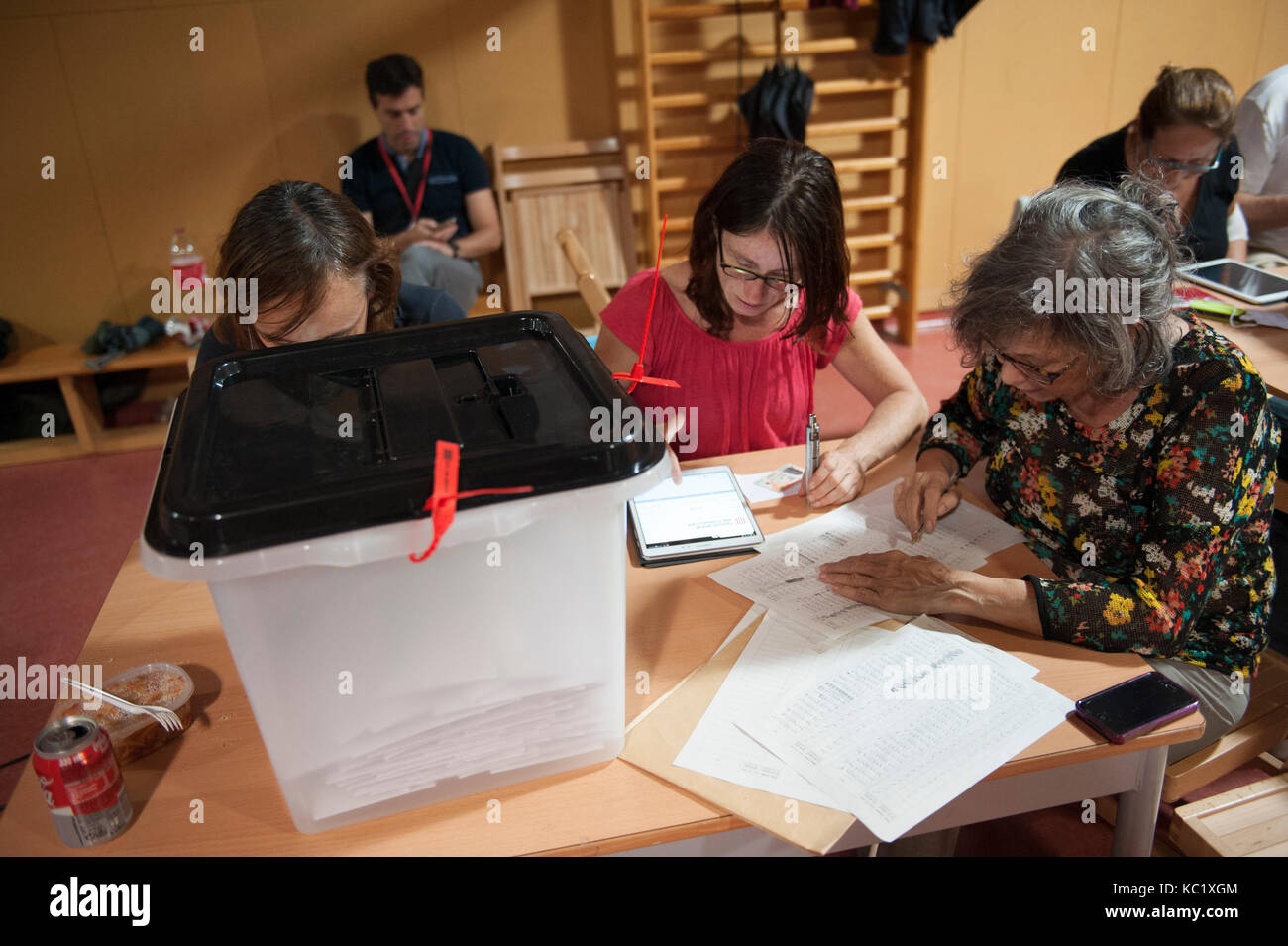 Barcelona, Catalonia. October 1, 2017. The vote counting begins, shuffle data of participation of 3,000,000 people. Credit: Charlie Perez/Alamy Live News Stock Photo
