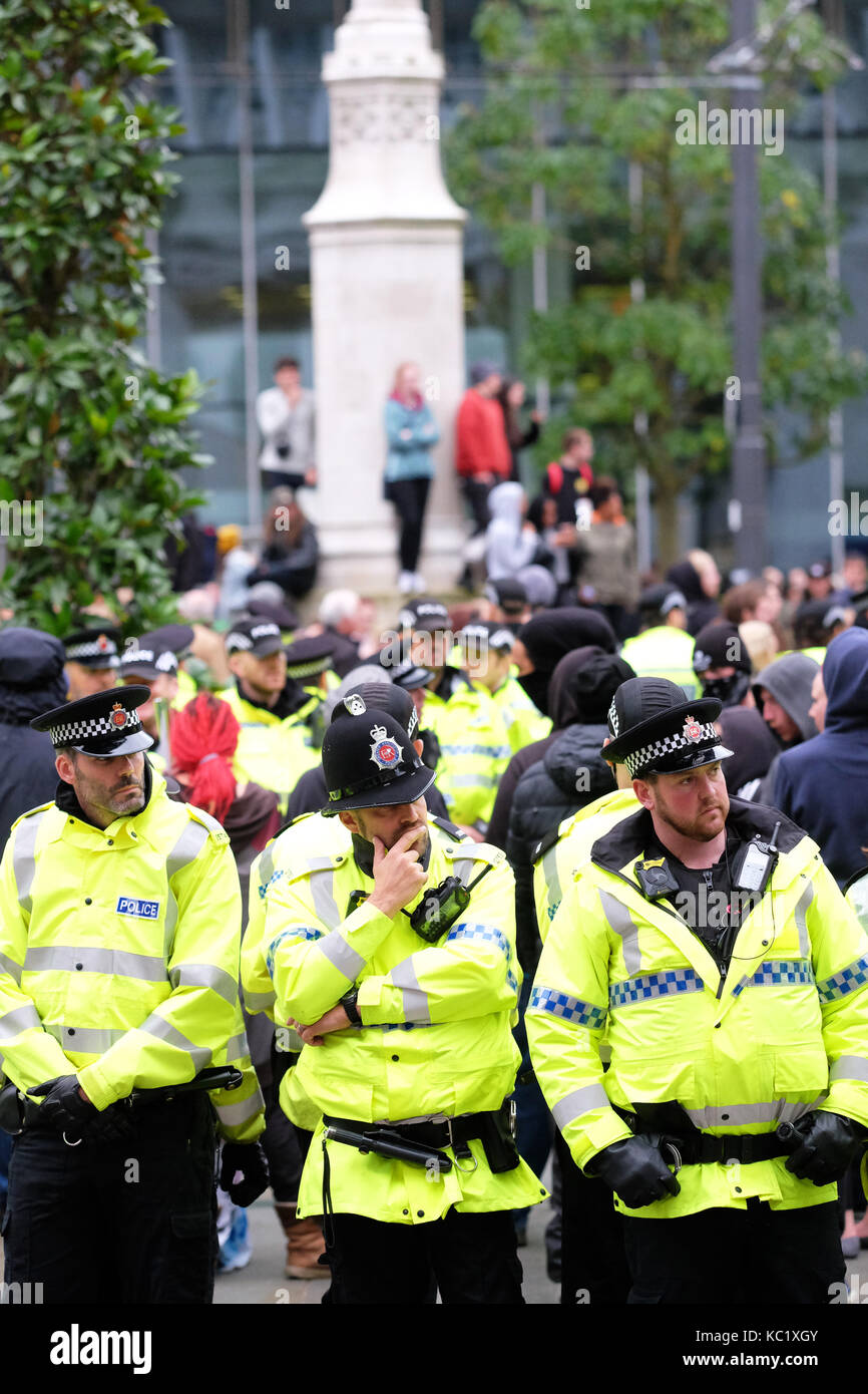 St Peters Square, Manchester, UK - Sunday 1st October 2017 - Police officers surround and kettle a small group of protesters outside the Conservative Party Conference. Photo Steven May / Alamy Live News Stock Photo