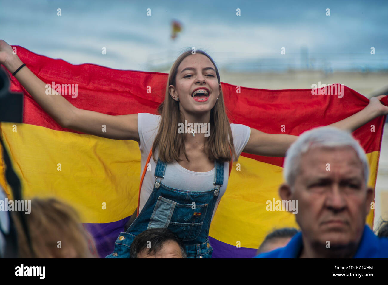 Madrid, Spain. 1st October, 2017. Thousand of people demonstrates in the center of Madrid puerta del sol in favor of the catalonian referendum to decide of catalan an independent country, people screaming Madrid is with Catalunya. Credit: Alberto Sibaja Ramírez/Alamy Live News Stock Photo