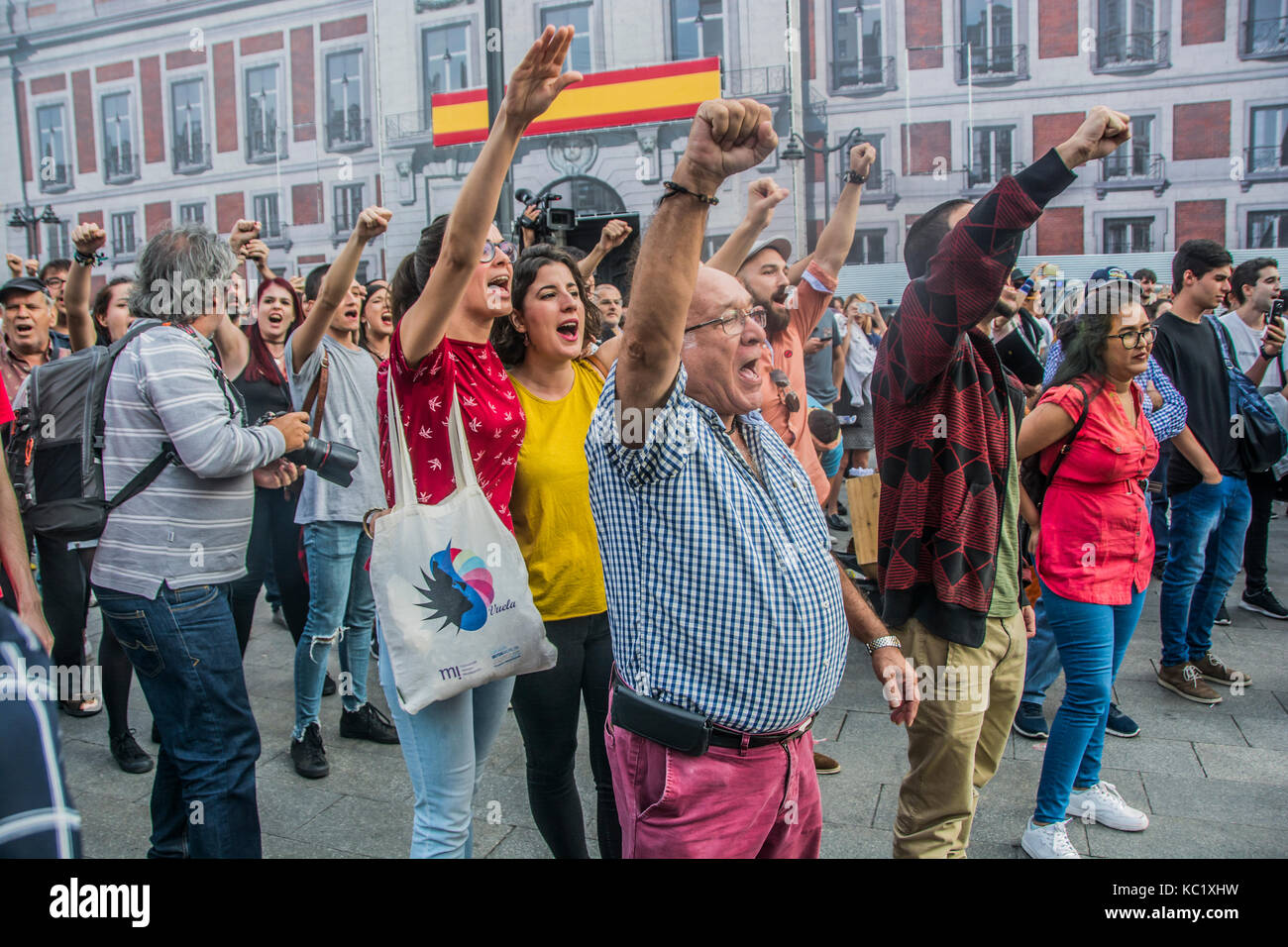 Madrid, Spain. 1st October, 2017. Thousand of people demonstrates in the center of Madrid puerta del sol in favor of the catalonian referendum to decide of catalan an independent country, people screaming Madrid is with Catalunya. Credit: Alberto Sibaja Ramírez/Alamy Live News Stock Photo