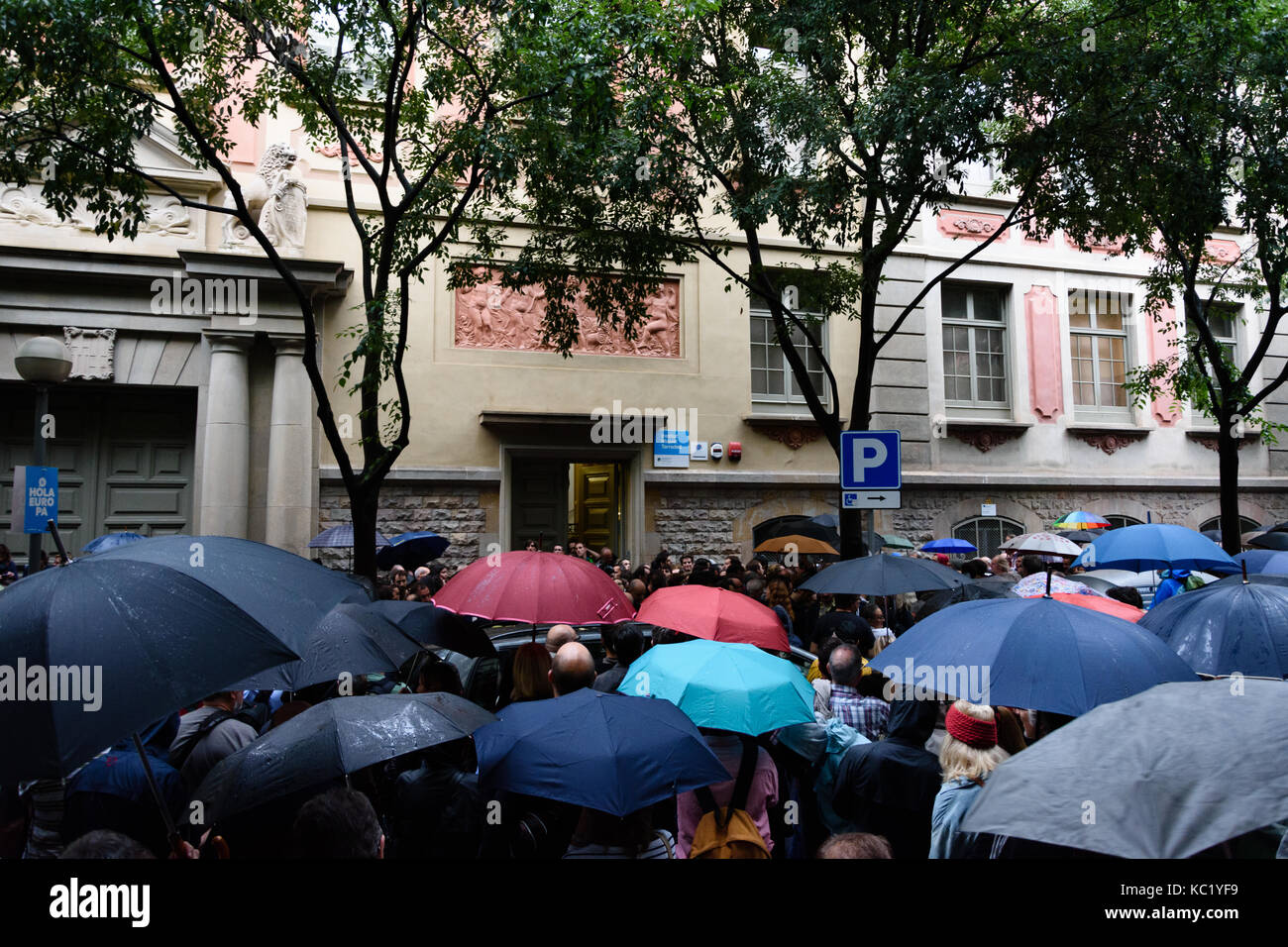Barcelona, Spain. 1st October, 2017. Umbrellas from people waiting to