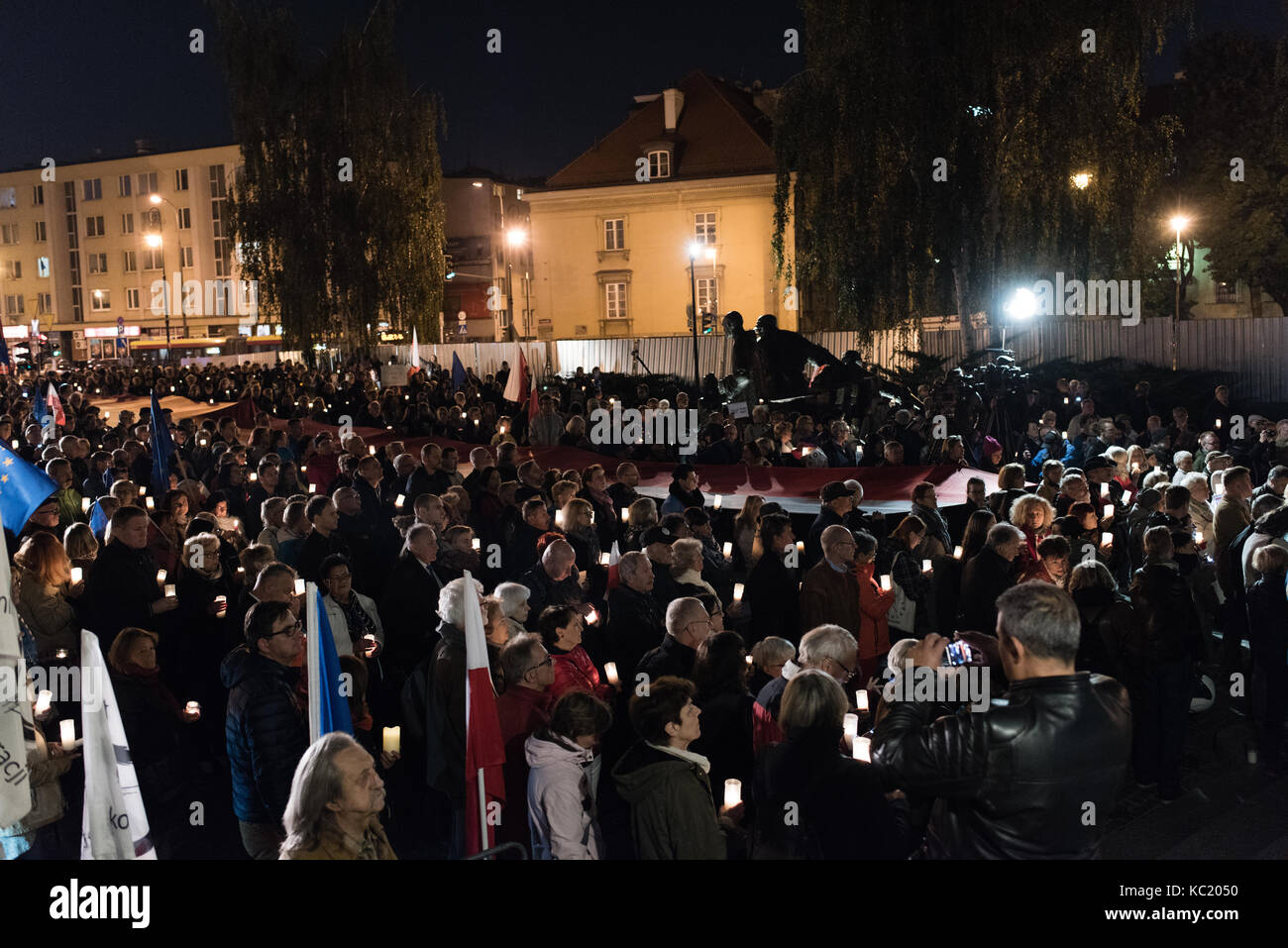 Warsaw, Poland. 01st Oct, 2017. Citizens protest against legislative changes to Poland's judicial system proposed earlier this week by president Andrzej Duda. Credit: Adam W. Byra/Alamy Live News Stock Photo