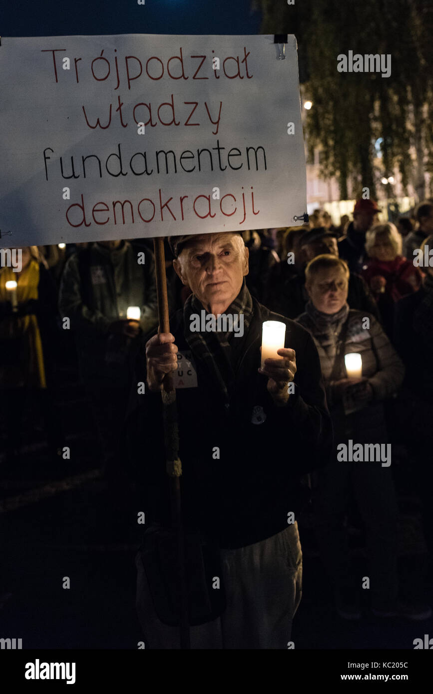 Warsaw, Poland. 01st Oct, 2017. Citizens protest against legislative changes to Poland's judicial system proposed earlier this week by president Andrzej Duda. Credit: Adam W. Byra/Alamy Live News Stock Photo