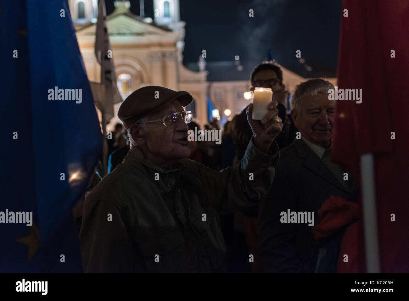 Warsaw, Poland. 01st Oct, 2017. Citizens protest against legislative changes to Poland's judicial system proposed earlier this week by president Andrzej Duda. Credit: Adam W. Byra/Alamy Live News Stock Photo