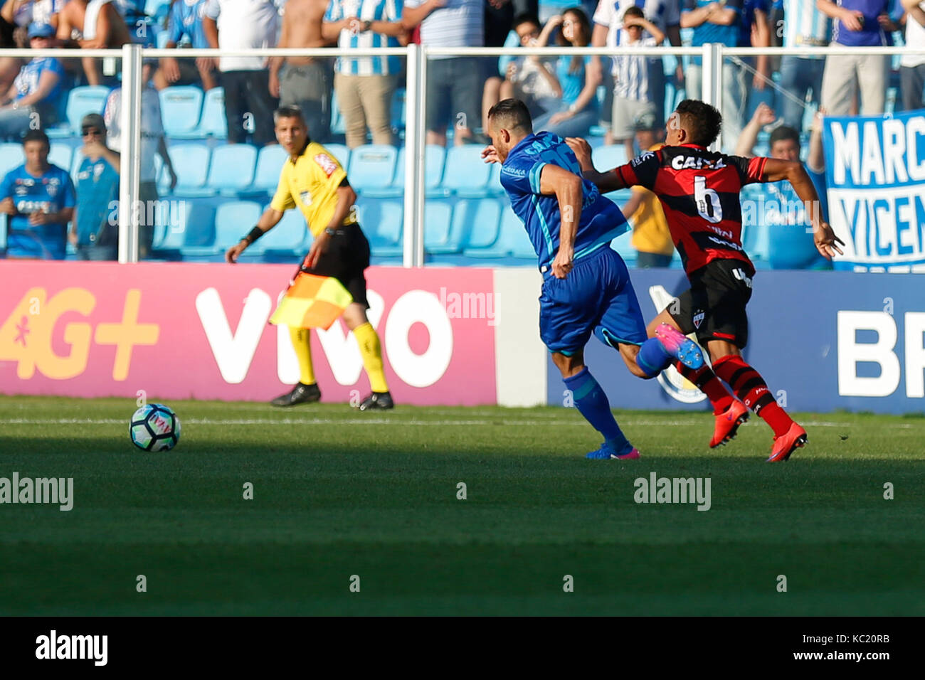 FLORIAN'POLIS, SC - 01.10.2017: AVAÍ X ATLÉTICO GO - Pedro Castro Of ...