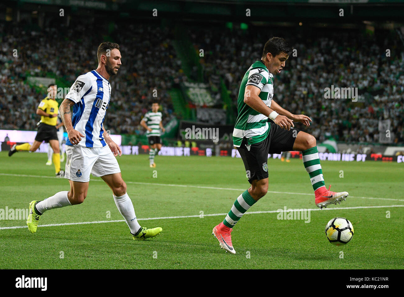 Portugal, Lisbon, 01.10.2017 - PORTUGUESE LEAGUE: SPORTING CP x FC PORTO - Miguel Layun from FC Porto and Marcos Acuna from Sporting CP in action during Portuguese League, Liga NOS, football match between Sporting CP and FC Porto in Alvalade Stadium on October 01, 2017 in Lisbon, Portugal. Credit: Bruno de Carvalho/Alamy Live News Stock Photo