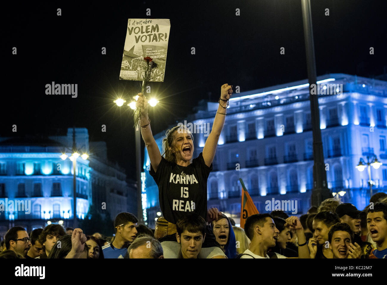 Madrid, Spain. 1st Oct. 2017. A woman holds a placard that reads 'We want to vote' during a protest supporting referendum in Catalonia. Madrid, Spain. Credit: Marcos del Mazo/Alamy Live News Stock Photo