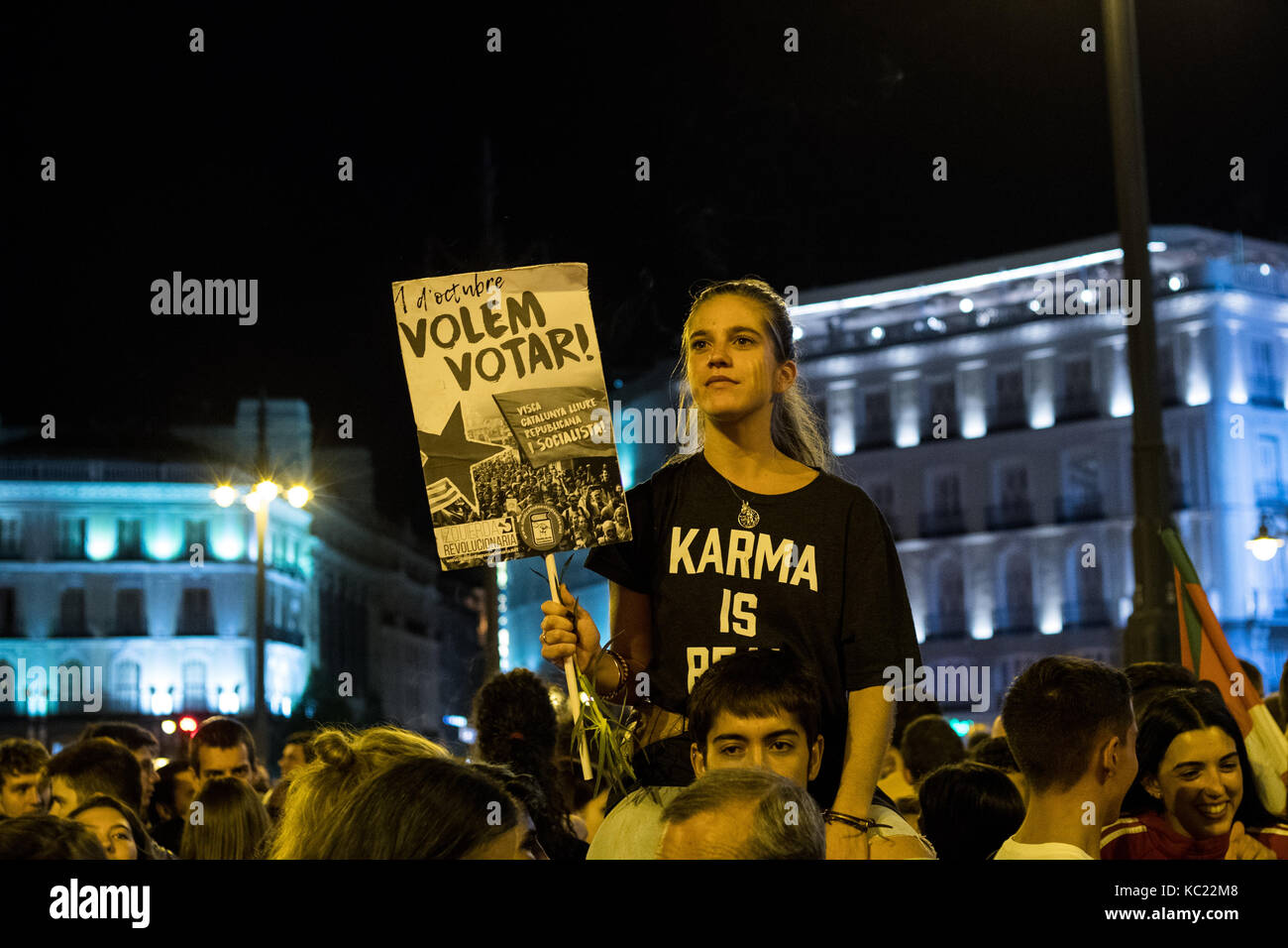 Madrid, Spain. 1st Oct. 2017. A woman holds a placard that reads 'We want to vote' during a protest supporting referendum in Catalonia. Madrid, Spain. Credit: Marcos del Mazo/Alamy Live News Stock Photo