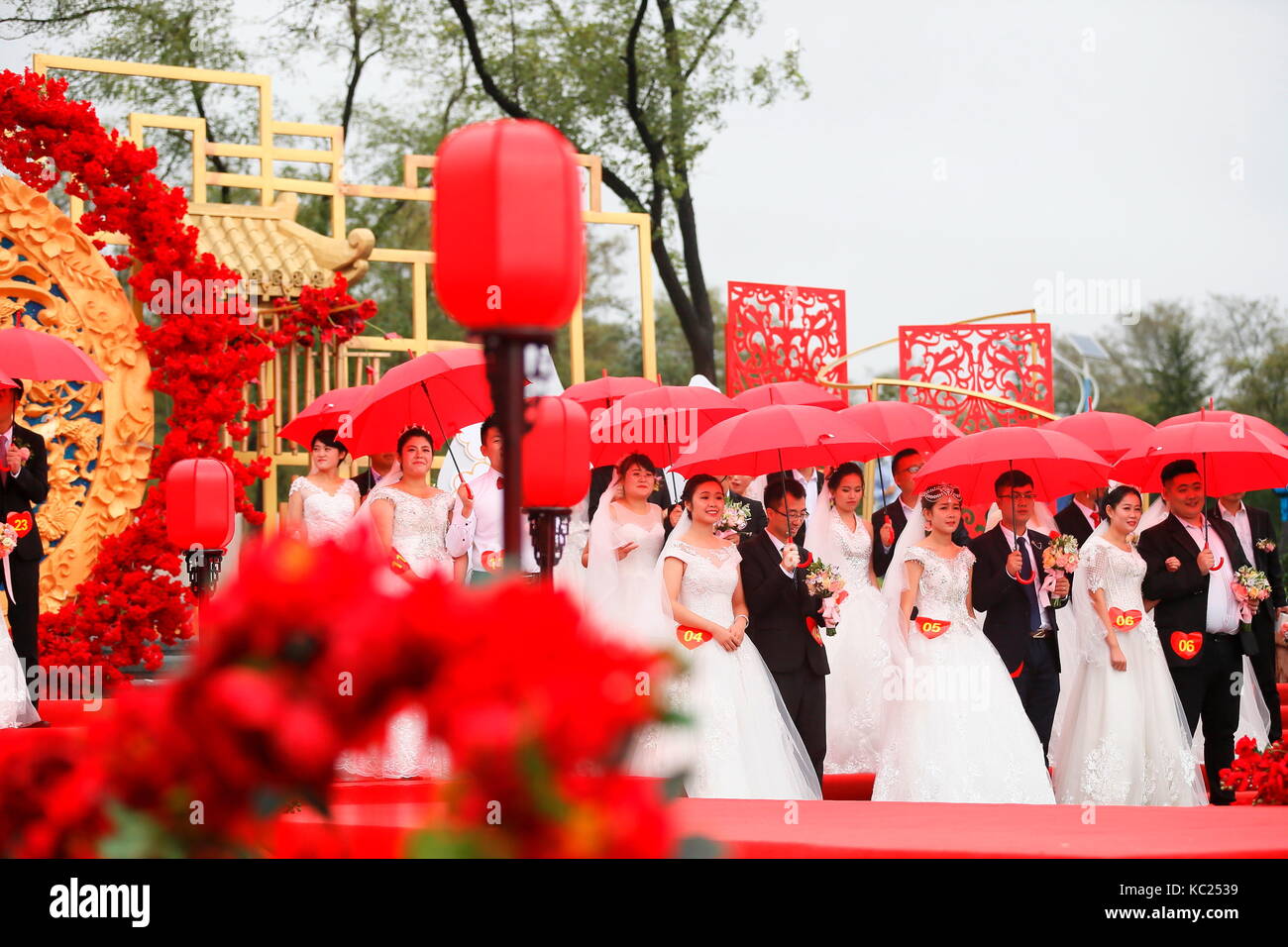 Qingdao, China's Shandong Province. 1st Oct, 2017. Newly-weds attend a group wedding ceremony on the occasion of the National Day in Qingdao City, east China's Shandong Province, Oct. 1, 2017. Credit: Liang Xiaopeng/Xinhua/Alamy Live News Stock Photo