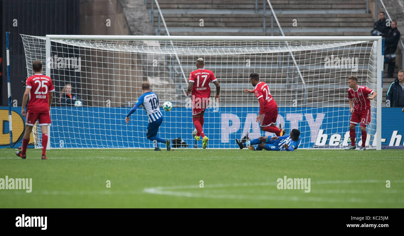 Berlin, Germany. 1st Oct, 2017. Hertha's Ondrej Duda scores 2-1 against Bayern's Thomas Mueller (25), Bayern's Jerome Boateng (17), Bayern's Corentin Tolisso (24) and Bayern's Joshua Kimmich (32) during the German Bundesliga match between Hertha BSC and FC Bayern Munich at the Olympic Stadium in Berlin, Germany, 1 October 2017. - NO WIRE SERVICE - Credit: Annegret Hilse/dpa/Alamy Live News Stock Photo