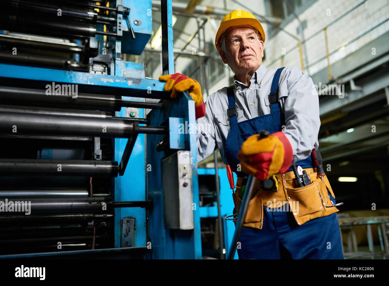 Архитектор профессия. Строительные работы. Рабочий инженер. Мужчина в офисе. Разработчик программного обеспечения.