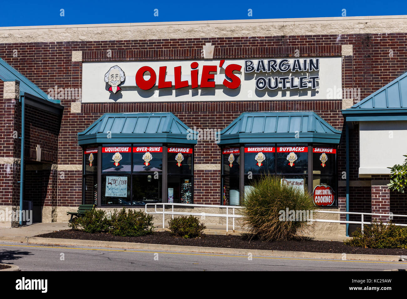 Indianapolis - Circa September 2017: Ollie's Bargain Outlet. Ollie's Carries a Wide Range of Closeout Merchandise V Stock Photo