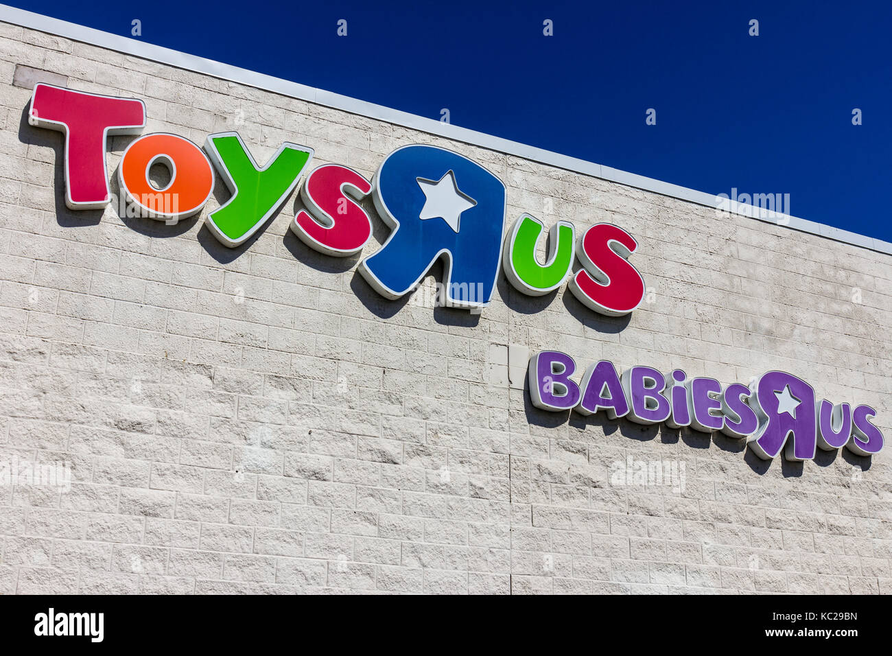 Indianapolis Circa September 2017 Toys "R" Us Retail Strip Mall