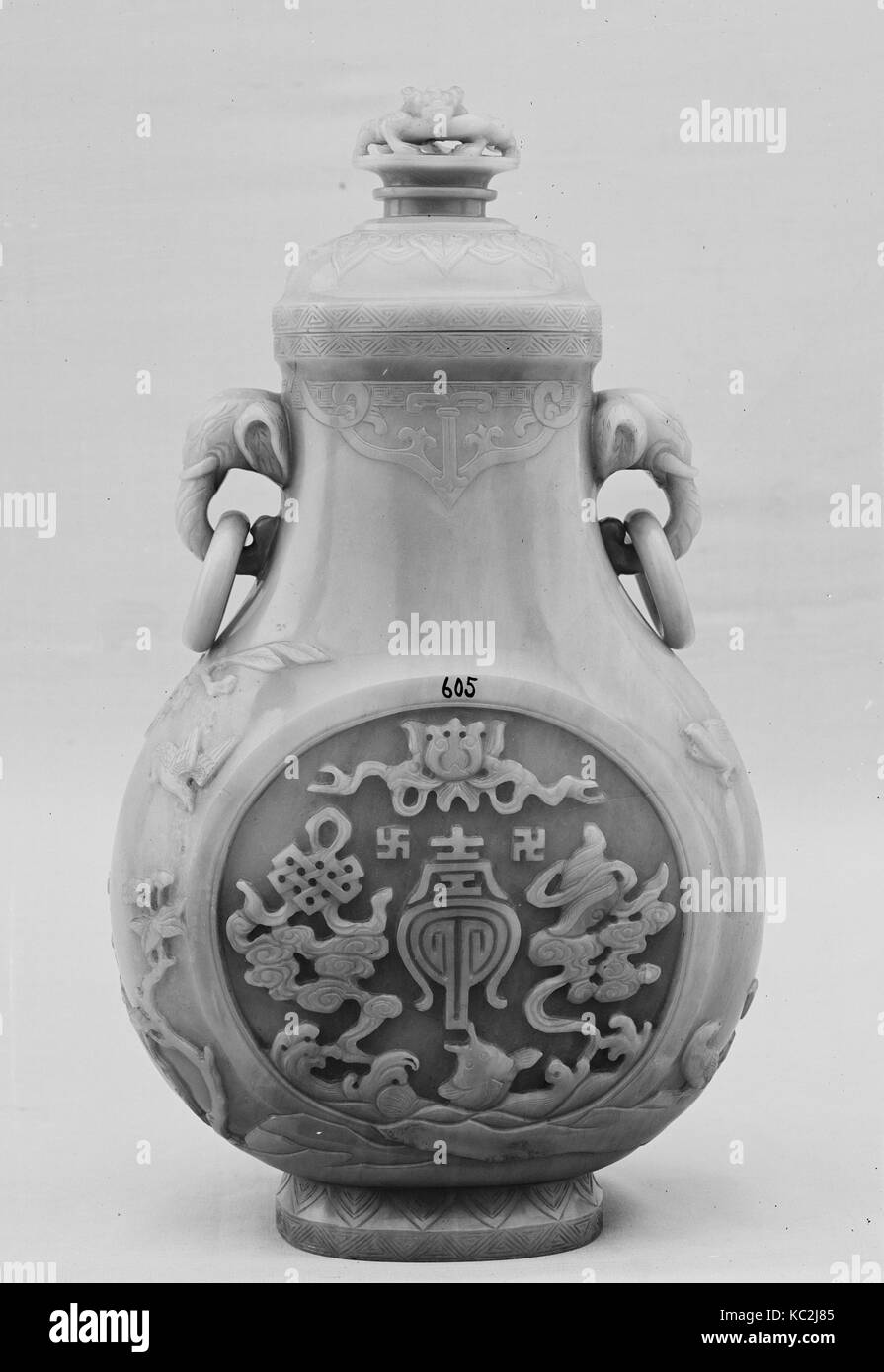 清中期 白玉八寳象耳瓶, Covered Vase, Qing dynasty (1644–1911), 18th century, China, Jade (nephrite), H. 12 3/8 in. (31.5 cm); W. 7 1/16 Stock Photo
