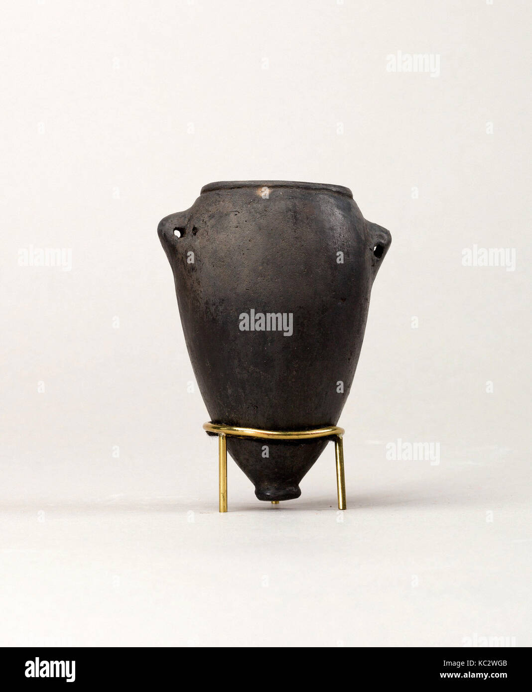 Black polish ware jar with lugs, ca. 3850–2960 B.C Stock Photo