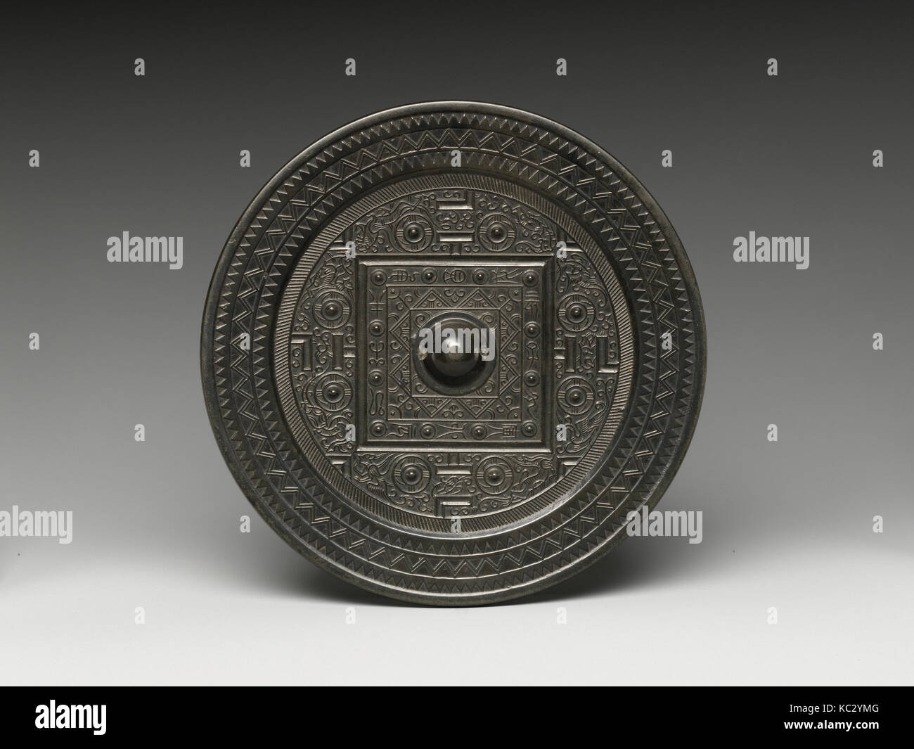 漢 青銅博局鏡, Mirror with Game Board Design, Han dynasty (206 B.C.–A.D. 220), China, Bronze, Diam. 6 5/8 in. (16.8 cm), Mirrors Stock Photo