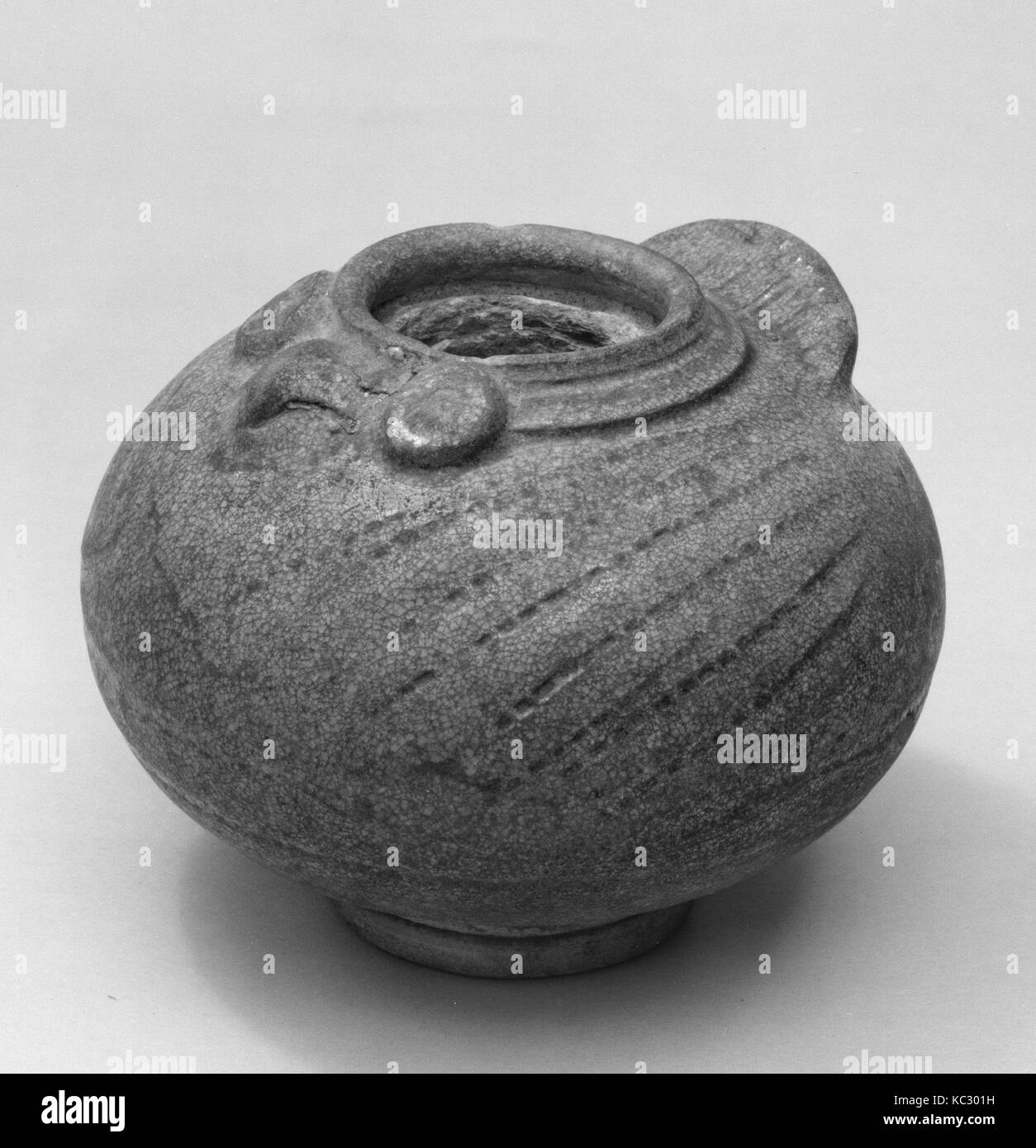 Pot, Six Dynasties (222–589), China, Pottery, H. 3 1/8 in. (7.9 cm); Diam. 4 in. (10.2 cm), Ceramics Stock Photo