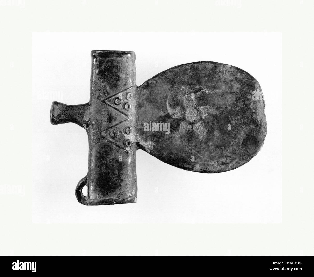 西周青銅弧刃斧, Axe, Western Zhou dynasty (1046–771 B.C.), ca. 11th–9th century B.C., China, Bronze, H. 3 11/16 in. (9.4 cm); W. 5 1/4 Stock Photo