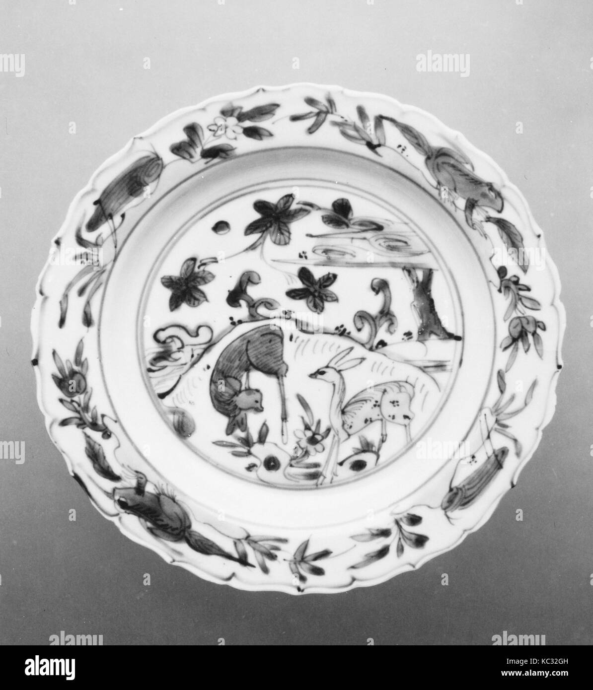 Plate, Ming dynasty (1368–1644), China, Porcelain, H. 1 1/8 in. (2.9 cm); Diam. 7 7/8 in. (20 cm); Diam. of foot 4 1/2 in. (11.4 Stock Photo