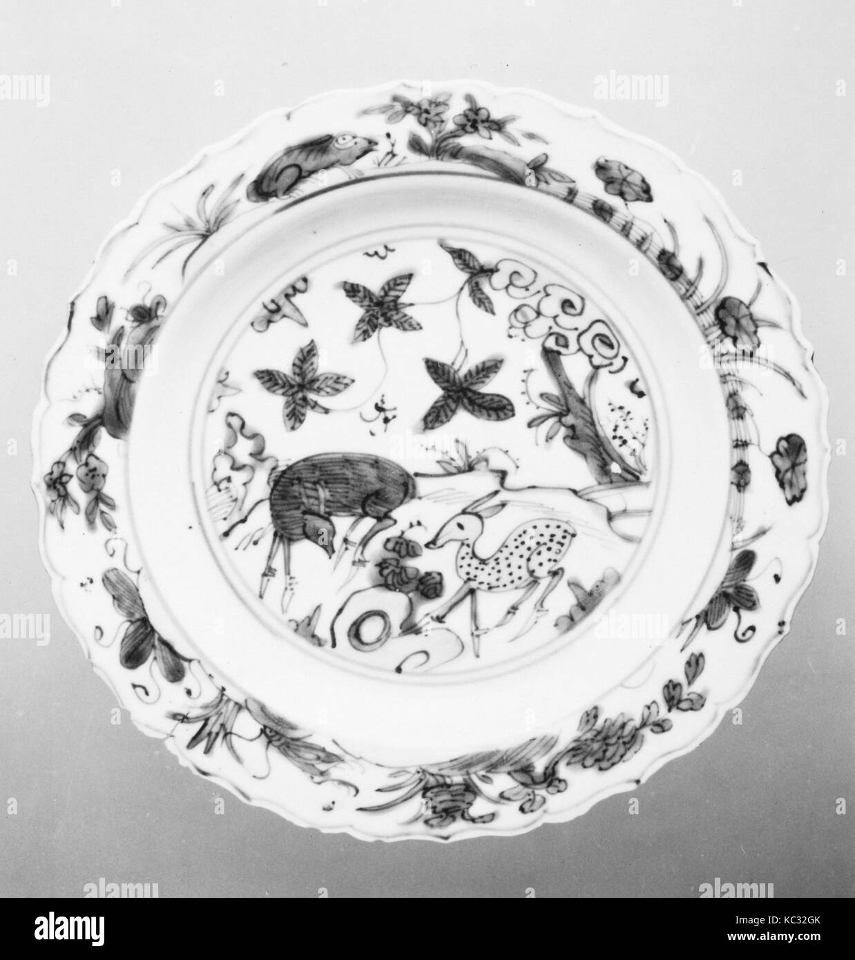Plate, Ming dynasty (1368–1644), China, Porcelain, H. 1 1/4 in. (3.2 cm); Diam. 7 3/4 in. (19.7 cm); Diam. of foot 4 3/8 in. (11 Stock Photo