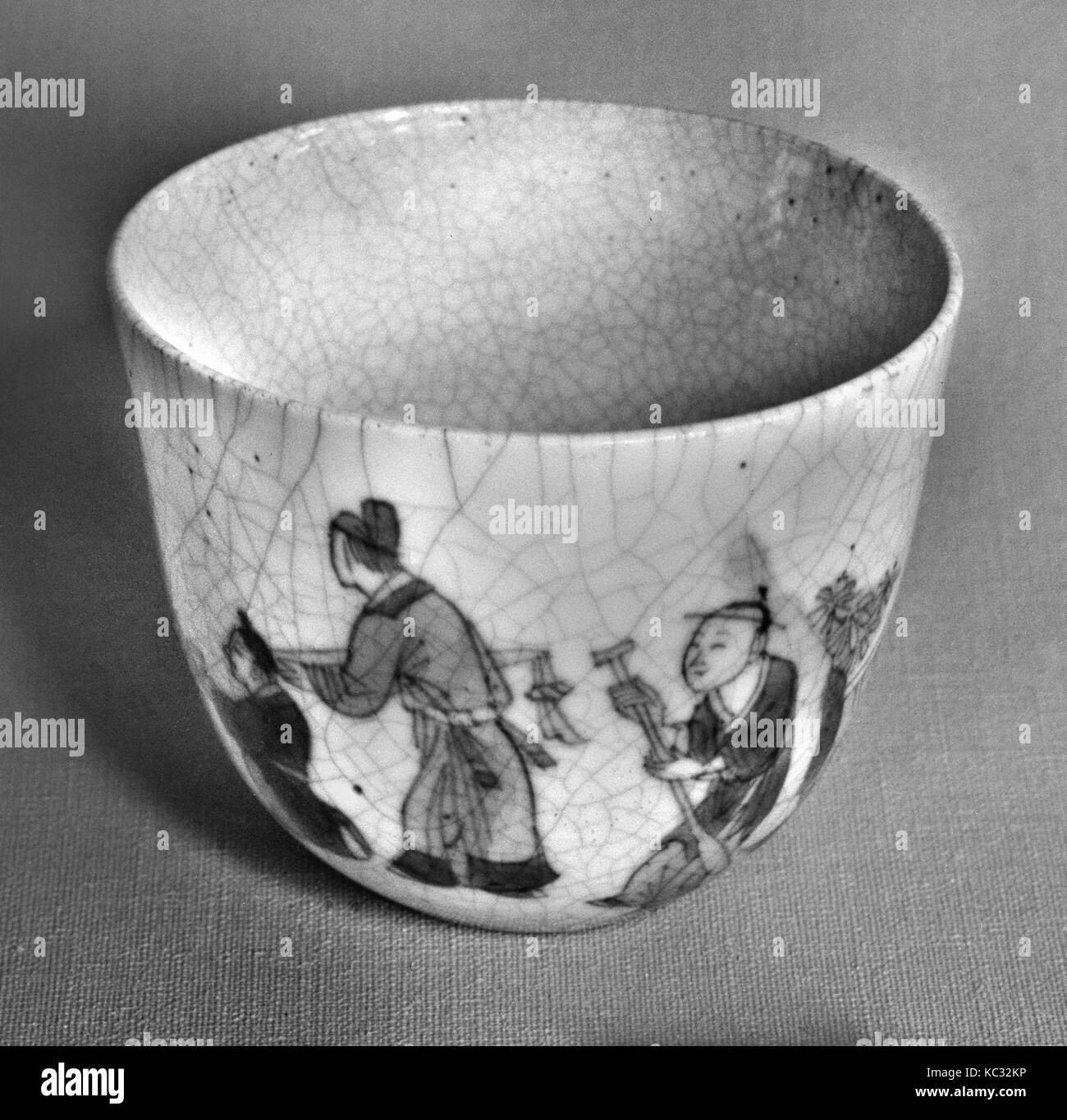 Cup, Qing dynasty (1644–1911), Kangxi period (1662–1722), China, Porcelain: soft paste, brown crackle which extends over the Stock Photo