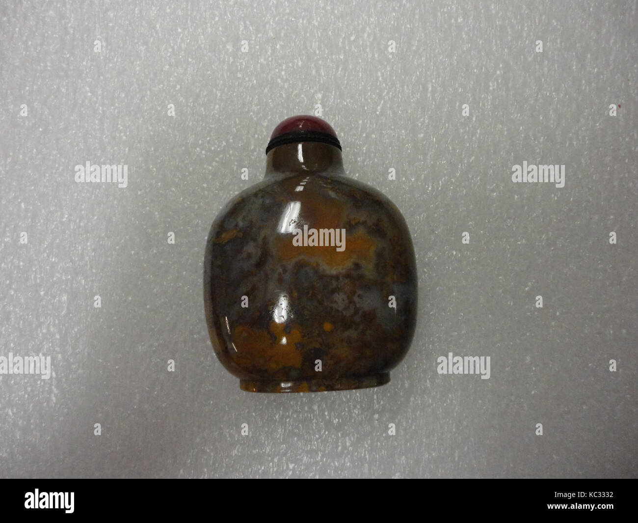 Snuff Bottle, Qing dynasty (1644–1911), Qianlong period (1736–95), China, Burmese agate with ruby glass stopper, H. 3 1/4 in. (8 Stock Photo