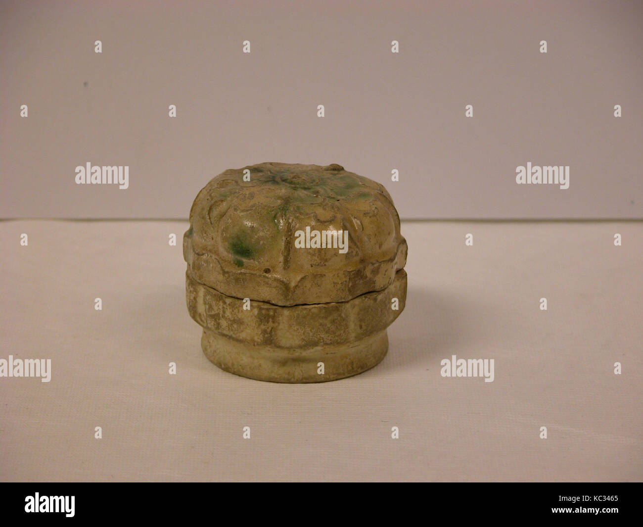 Tang Old Box Covered Box, Tang dynasty (618–907), China, Pottery, H. 2 in. (5.1 cm ...