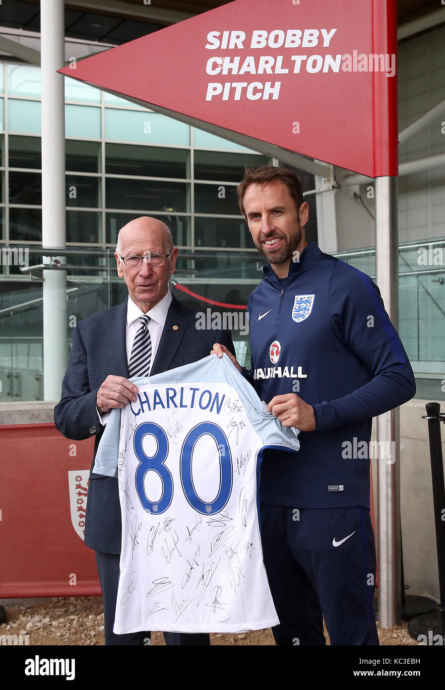 England Manager Gareth Southgate Right And Sir Bobby Charlton Stock Photo Alamy