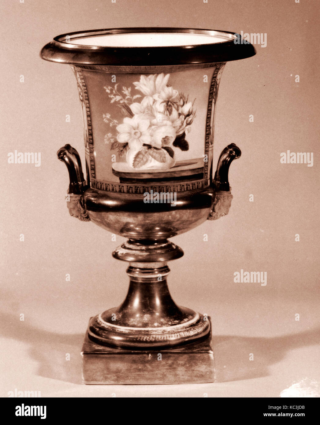 Urn, ca. 1825–35, Made in France, French, Porcelain, H. 14 3/4 in. (37.5 cm); Diam. 9 1/2 in. (24.1 cm), Ceramics Stock Photo