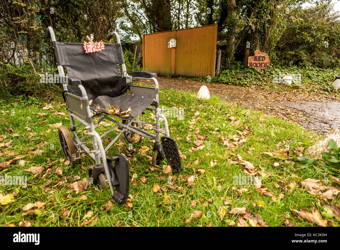 Free wheelchair on the roadside in East Wittering, West Sussex Stock